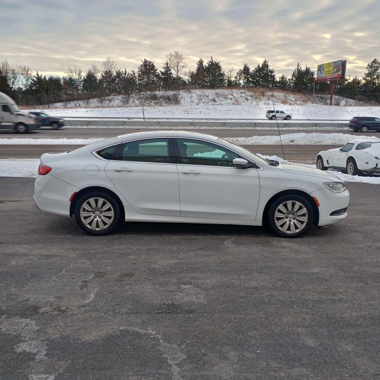 2016 Chrysler 200 Image 6