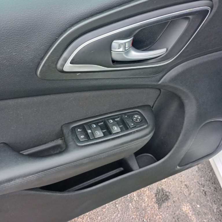 2016 Chrysler 200 Image 12