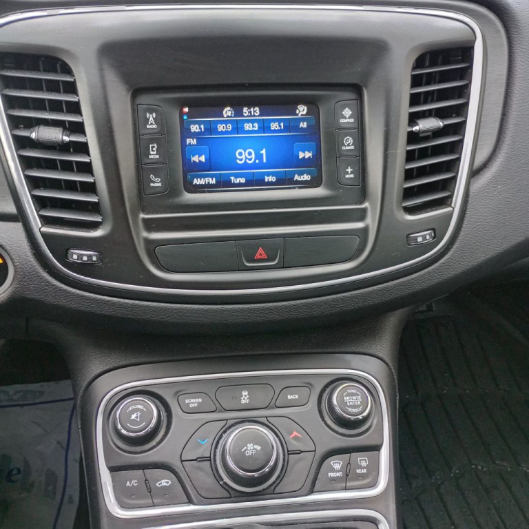 2016 Chrysler 200 Image 13