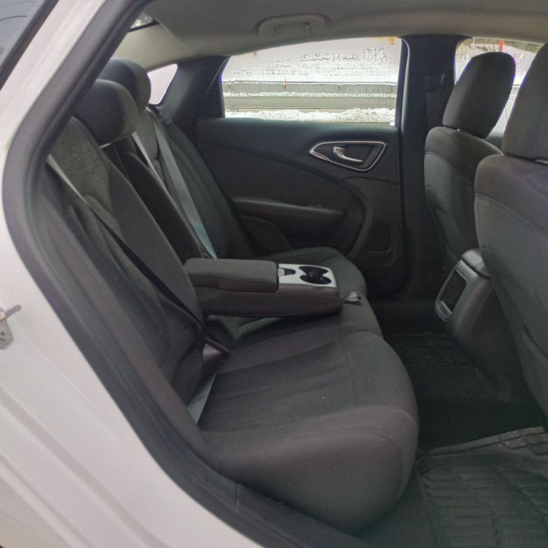 2016 Chrysler 200 Image 18