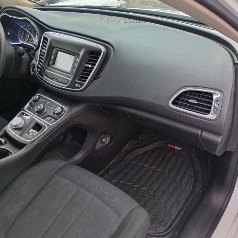 2016 Chrysler 200 Image 19