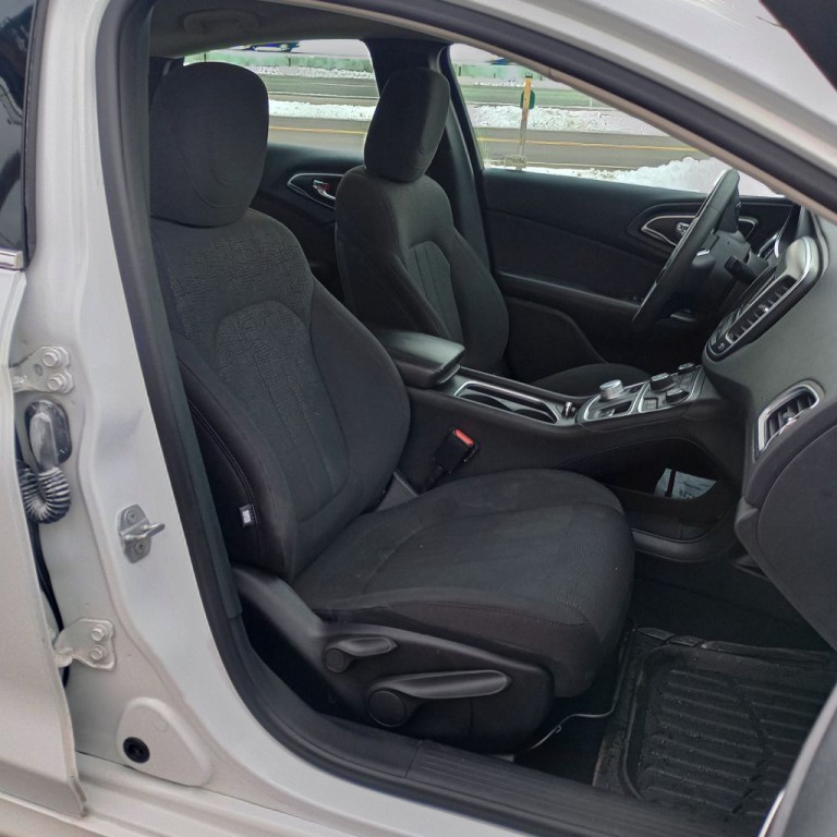 2016 Chrysler 200 Image 21