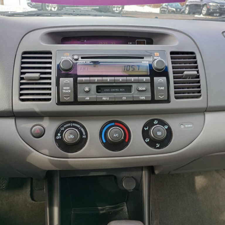 2004 Toyota Camry Image 13