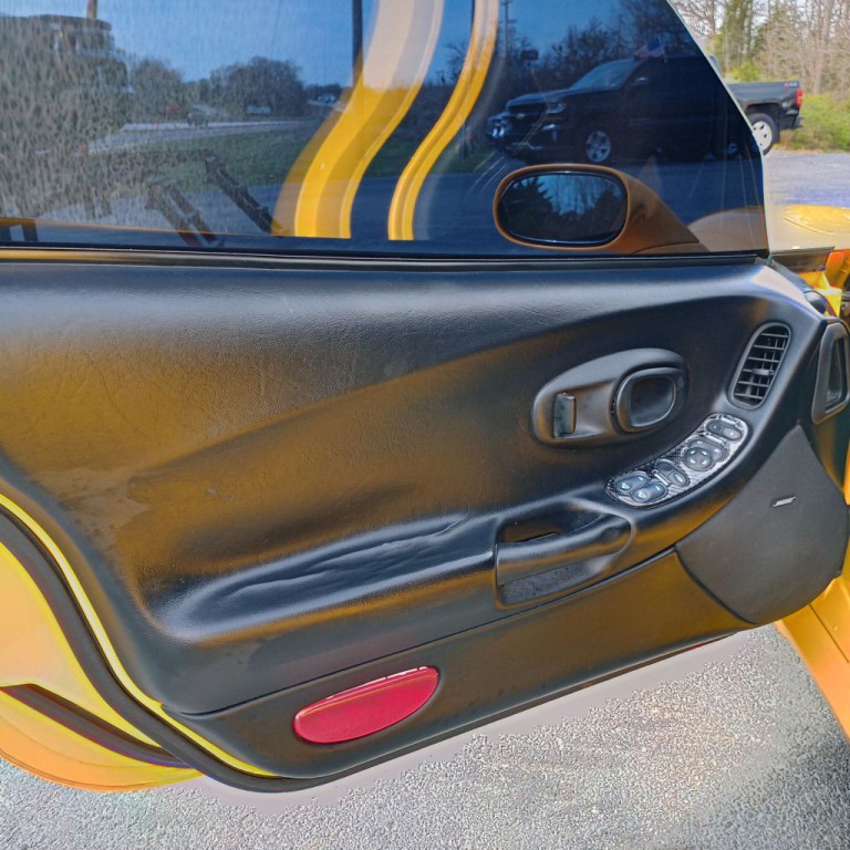 2004 Chevrolet Corvette Image 11