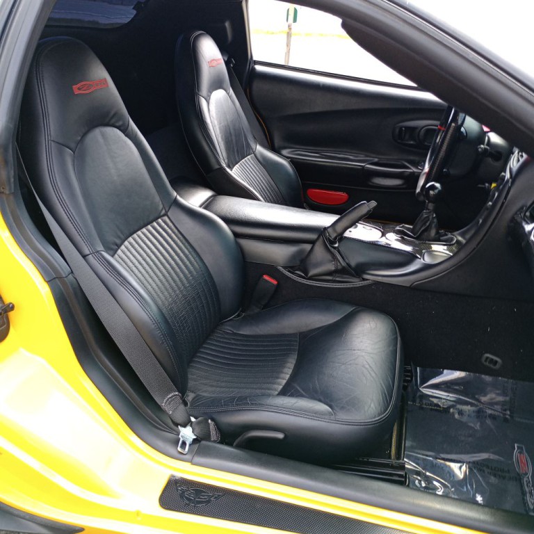 2004 Chevrolet Corvette Image 18