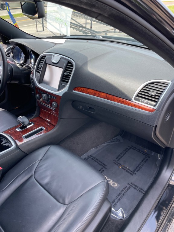 2012 Chrysler 300 Image 22