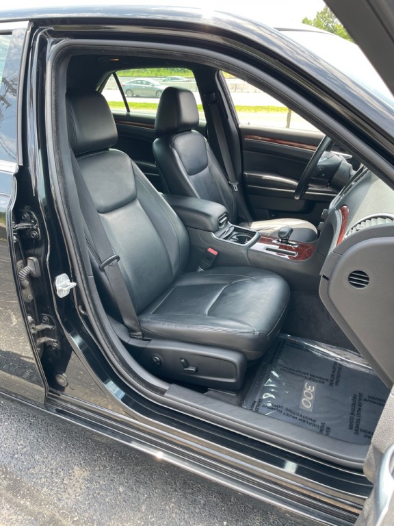 2012 Chrysler 300 Image 24