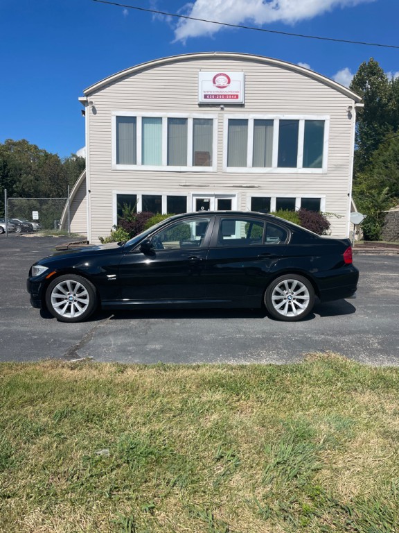 2011 BMW 3 Series Image 2
