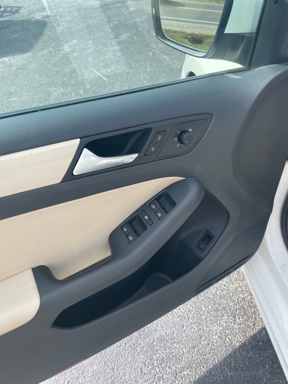 2012 Volkswagen Jetta Image 11
