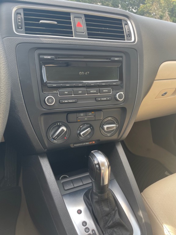 2012 Volkswagen Jetta Image 13
