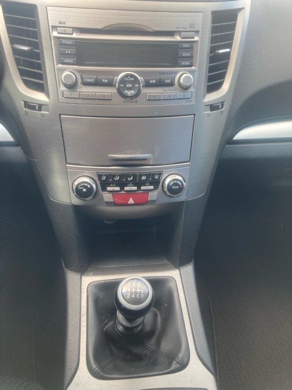 2010 Subaru Outback Image 8