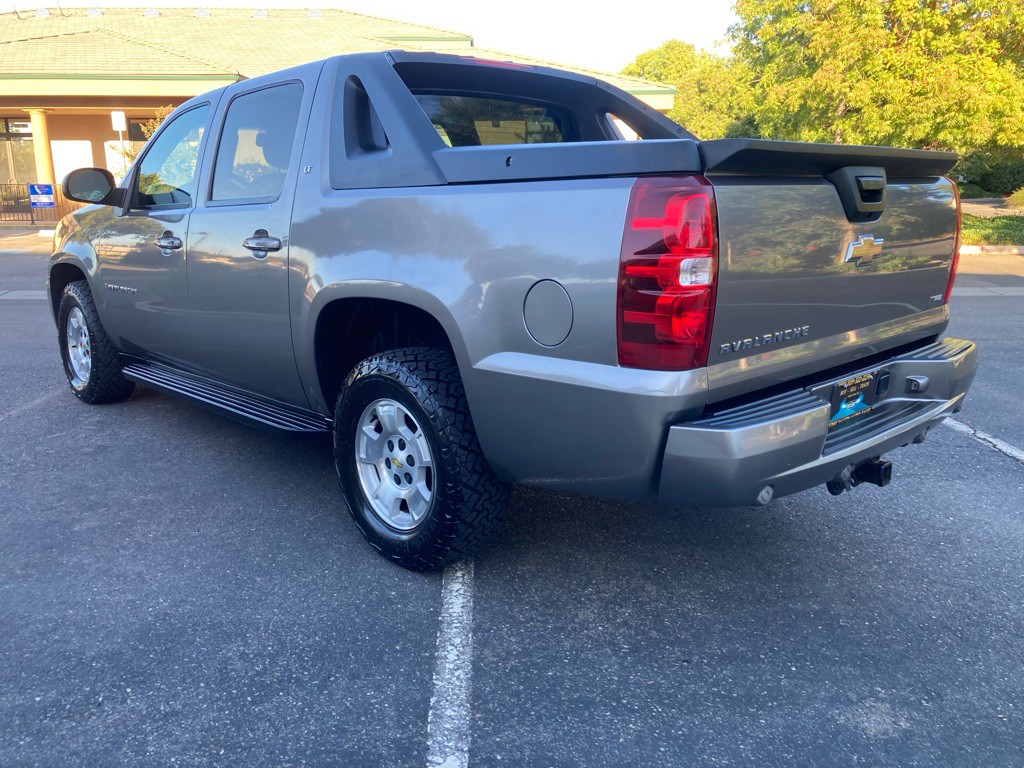 2009 Chevrolet Avalanche Image 3