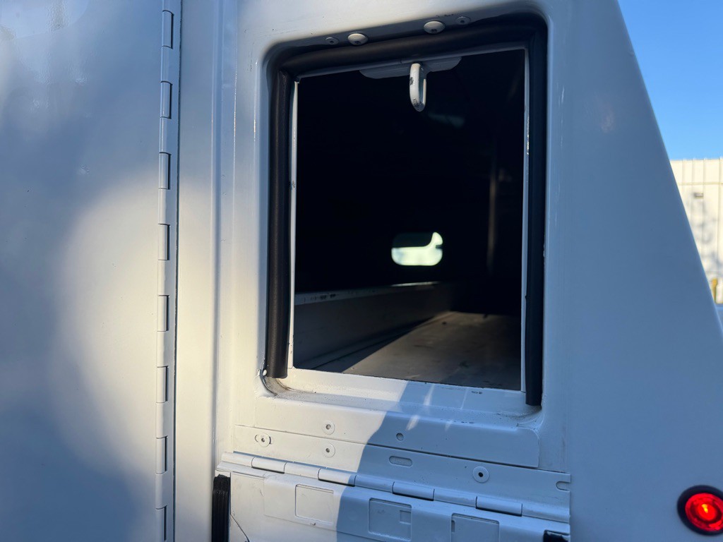 2016 Ford E-series Image 13