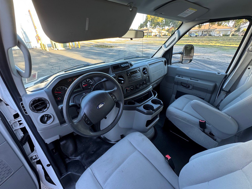 2016 Ford E-series Image 17