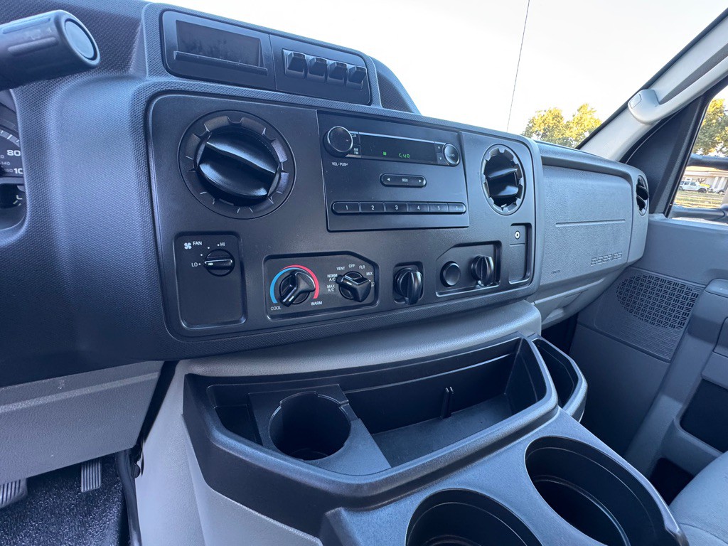 2016 Ford E-series Image 18