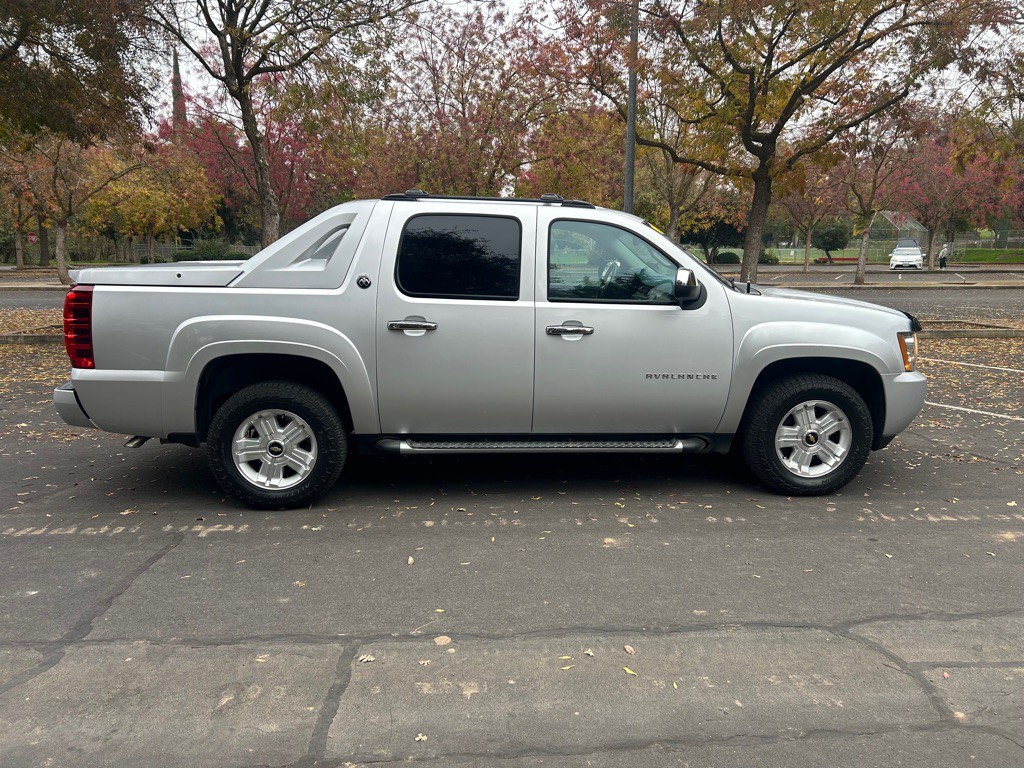 2013 Chevrolet Avalanche Image 2