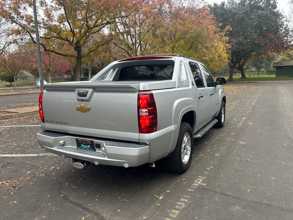 2013 Chevrolet Avalanche Image 3