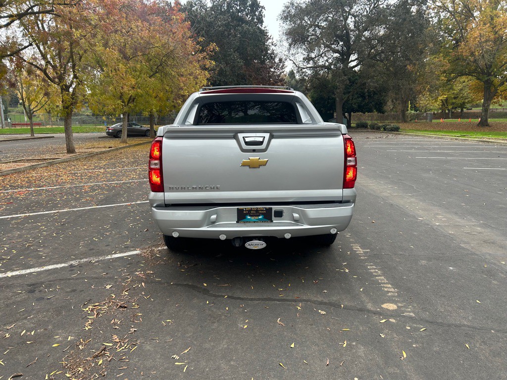 2013 Chevrolet Avalanche Image 5
