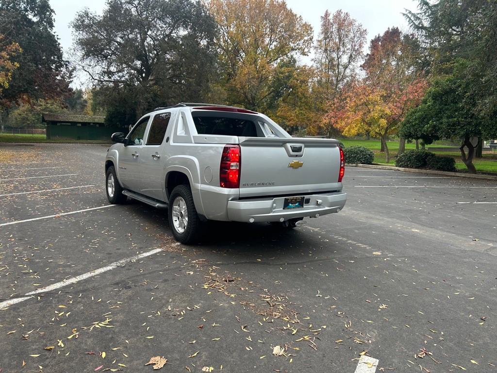 2013 Chevrolet Avalanche Image 6