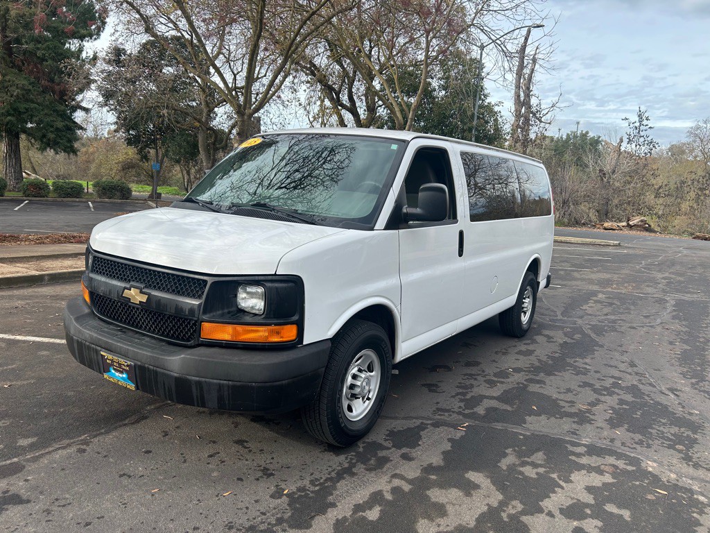 2015 Chevrolet Express Image 3