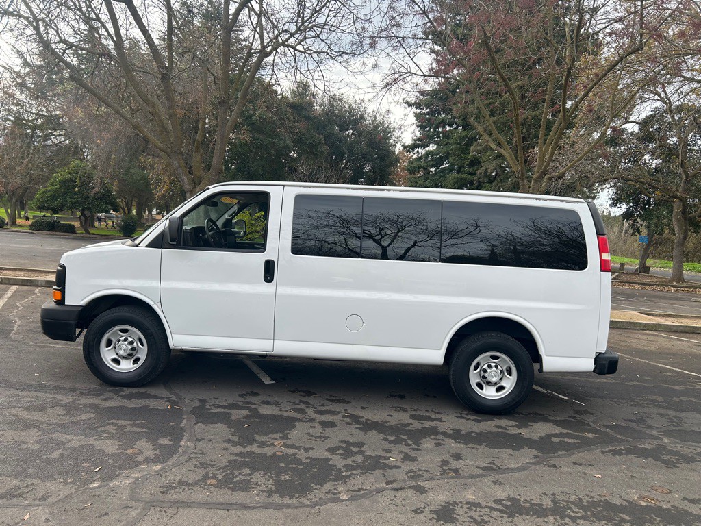 2015 Chevrolet Express Image 4