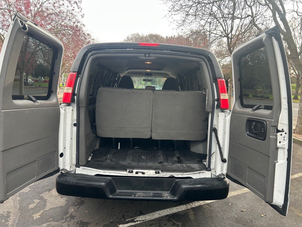 2015 Chevrolet Express Image 7