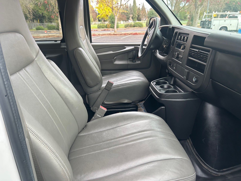 2015 Chevrolet Express Image 12