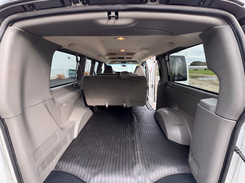 2008 Chevrolet Express Image 10