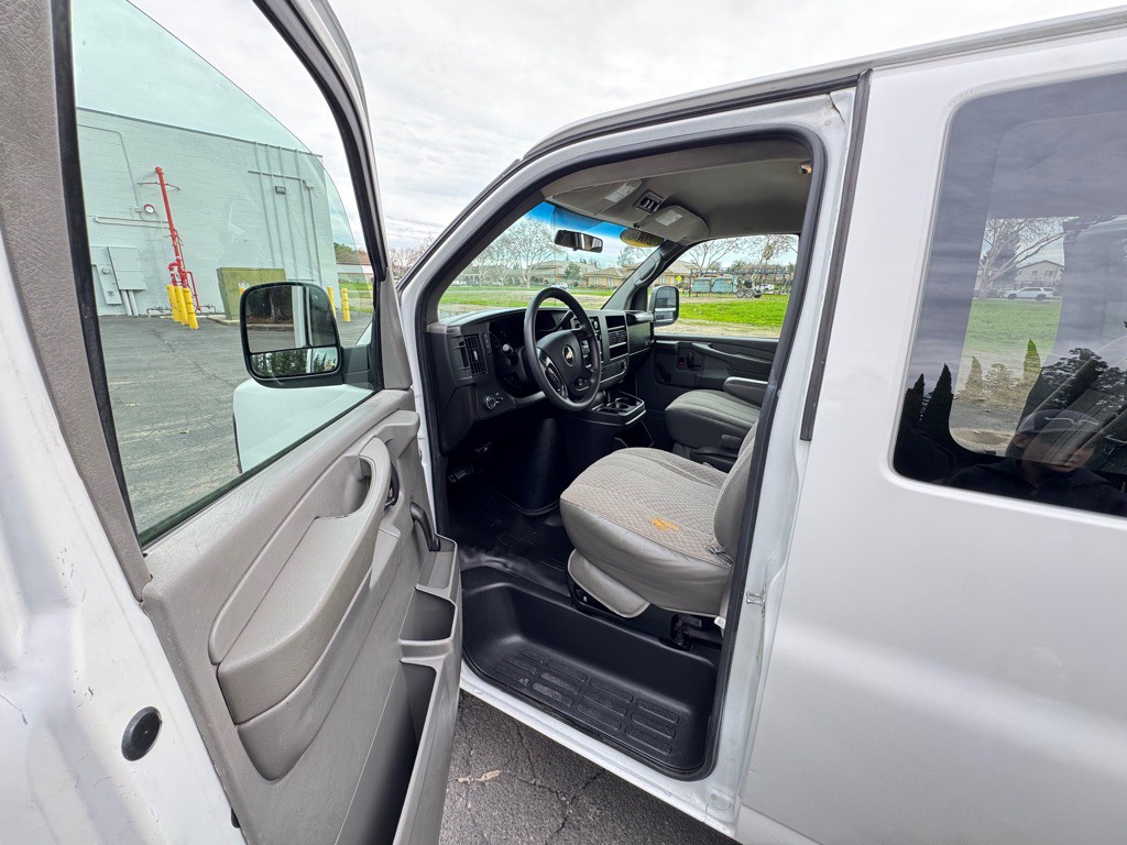 2008 Chevrolet Express Image 11