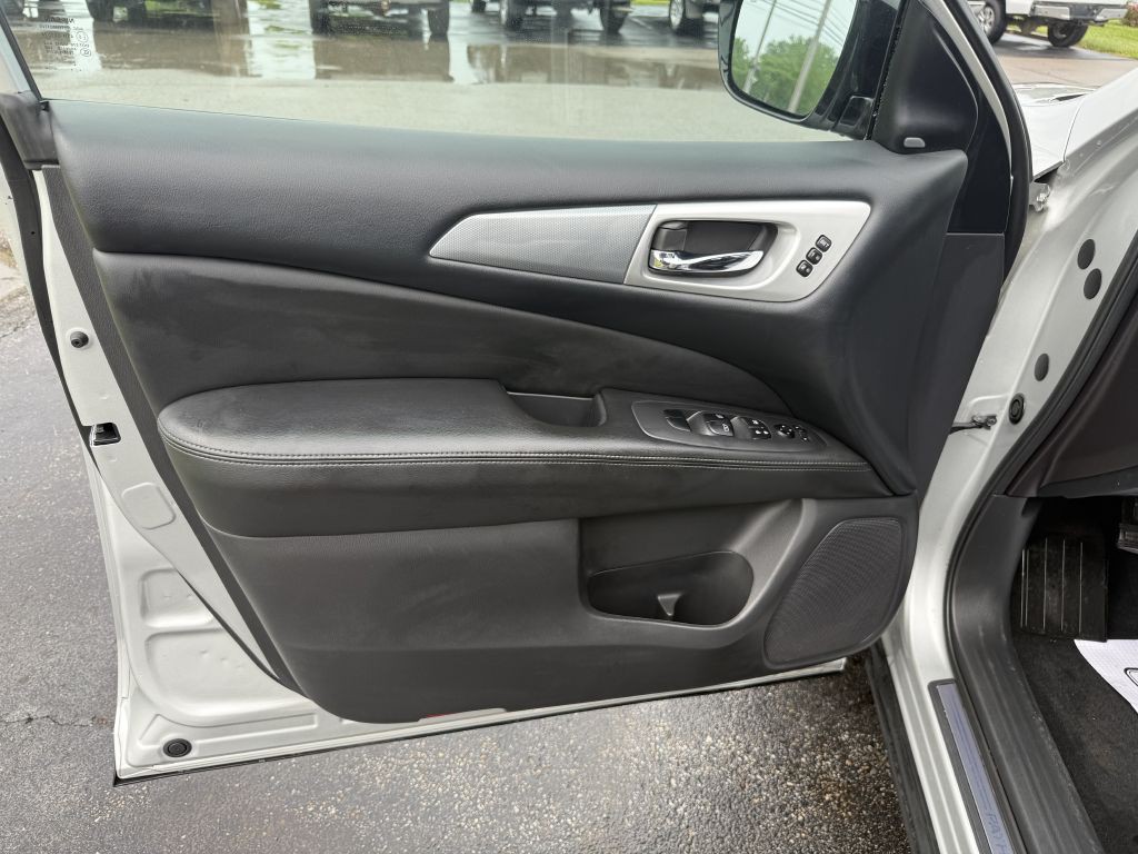 2017 Nissan Pathfinder Image 16