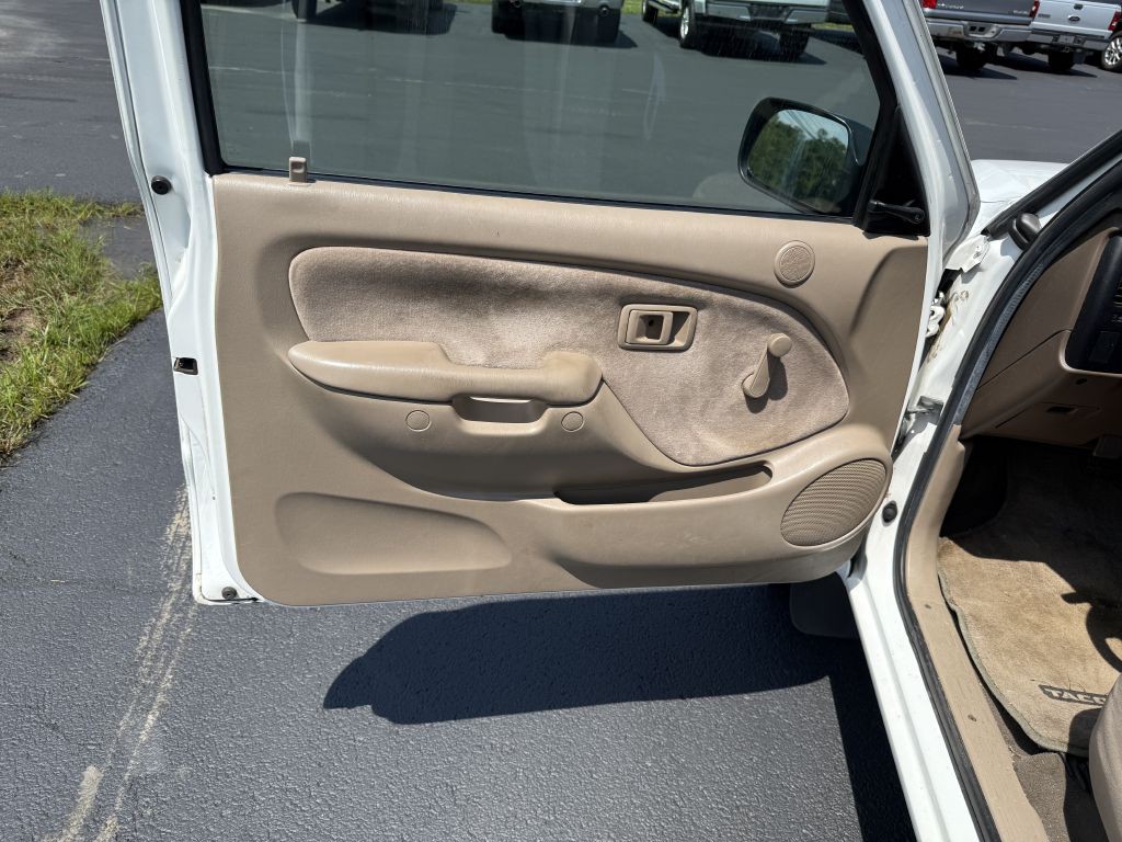 2004 Toyota Tacoma Image 10
