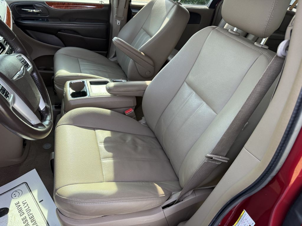 2015 Chrysler Town & Country Image 6