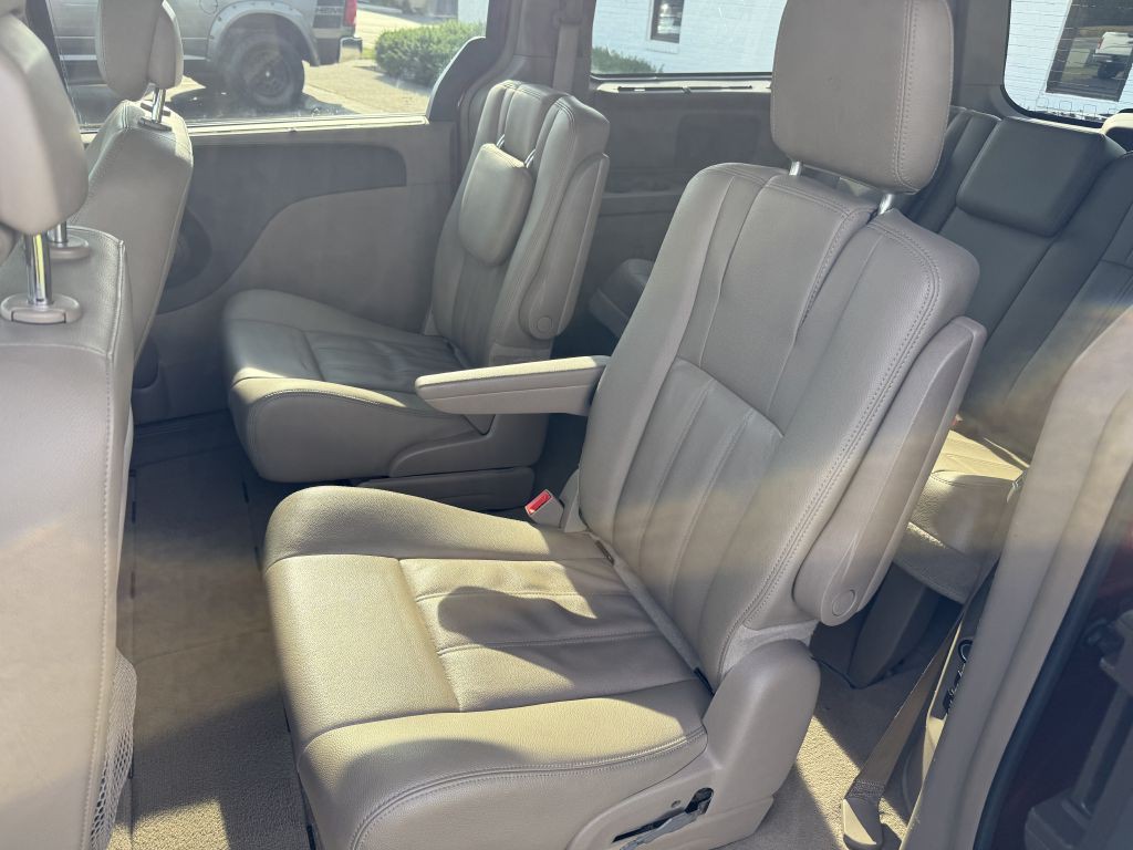 2015 Chrysler Town & Country Image 7