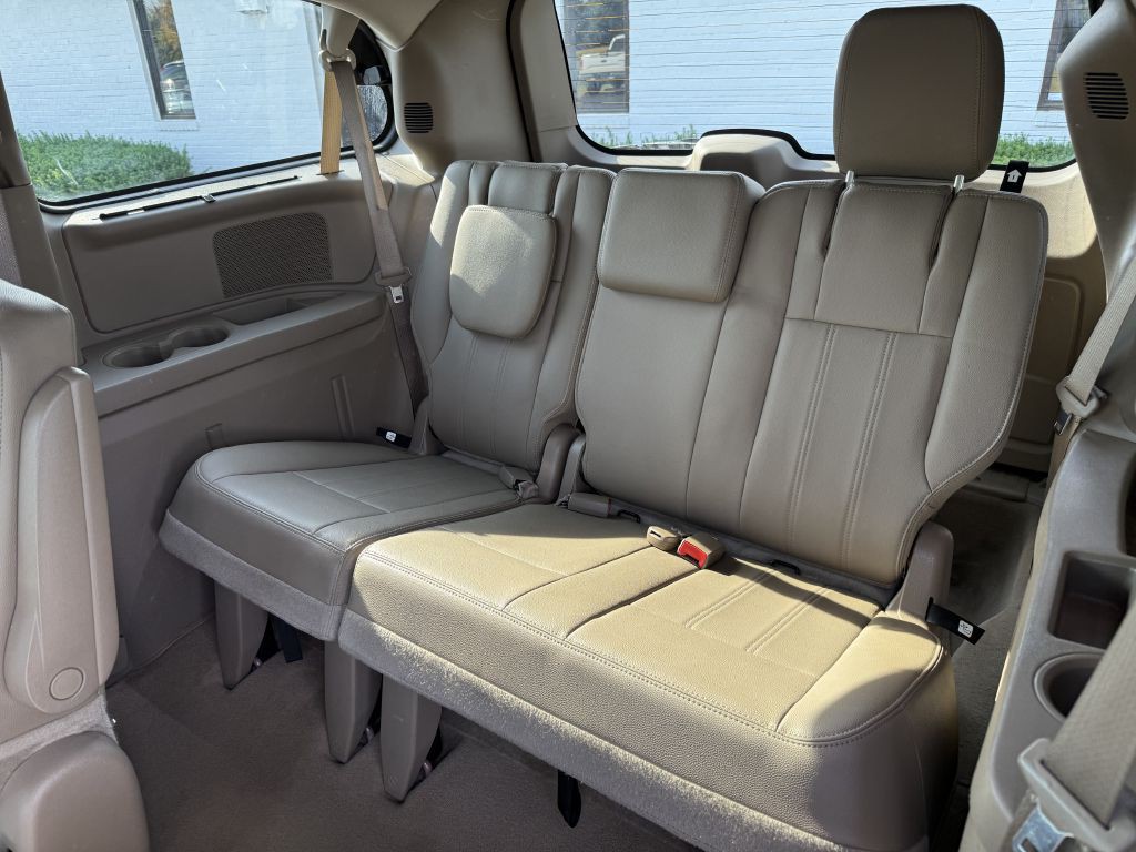 2015 Chrysler Town & Country Image 8