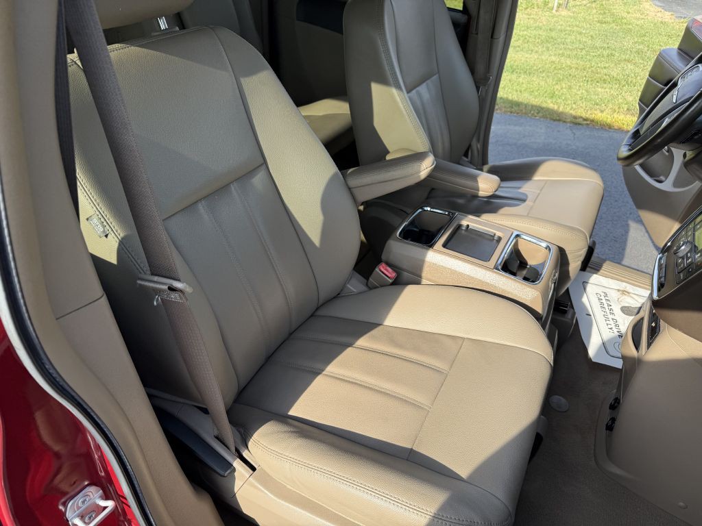 2015 Chrysler Town & Country Image 9