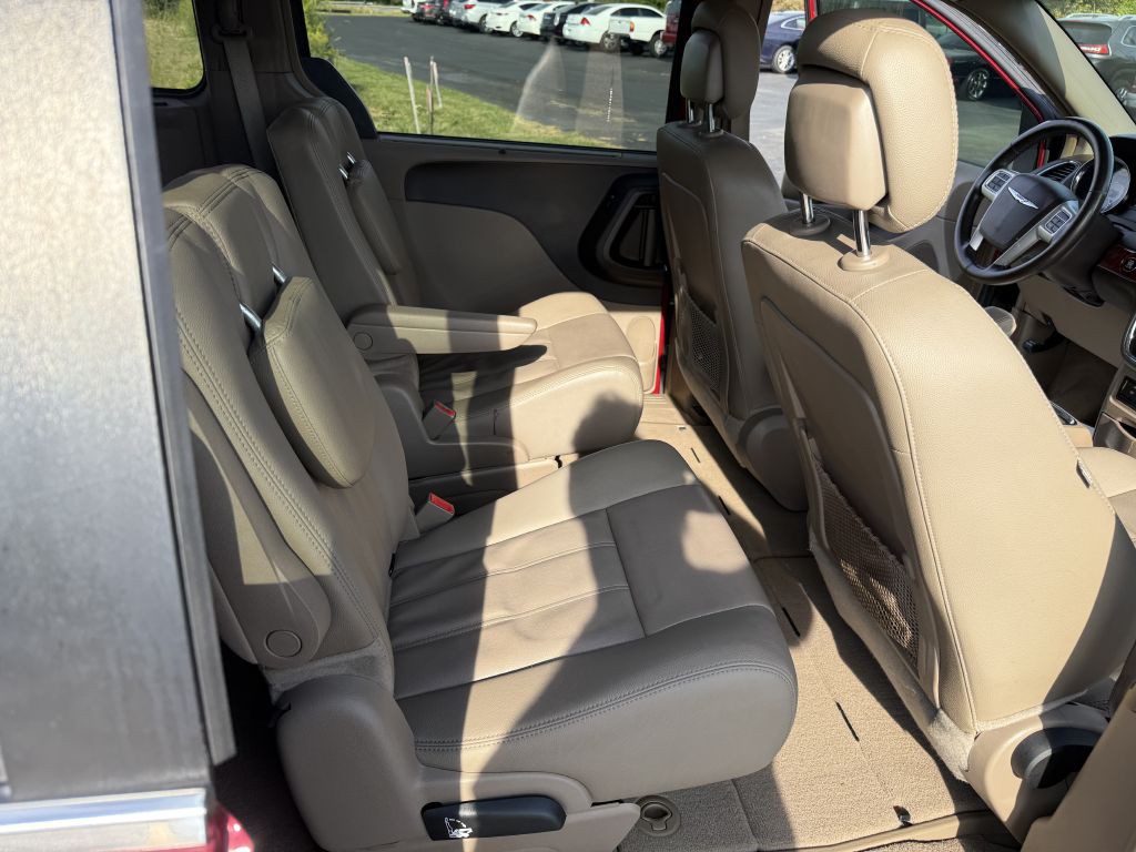 2015 Chrysler Town & Country Image 10