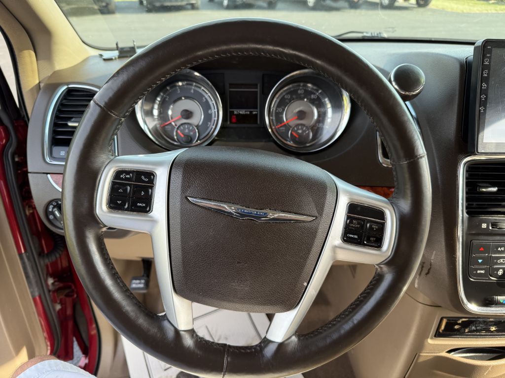 2015 Chrysler Town & Country Image 11