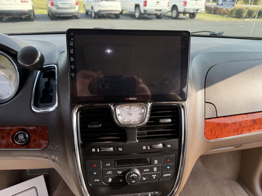 2015 Chrysler Town & Country Image 12
