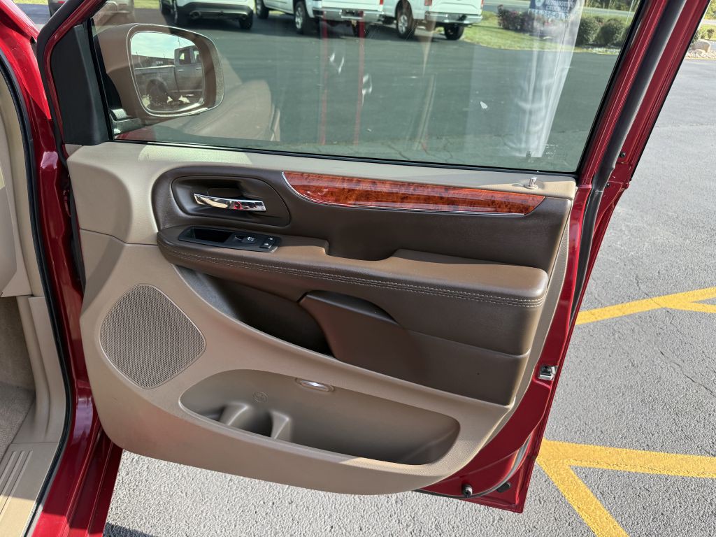 2015 Chrysler Town & Country Image 15