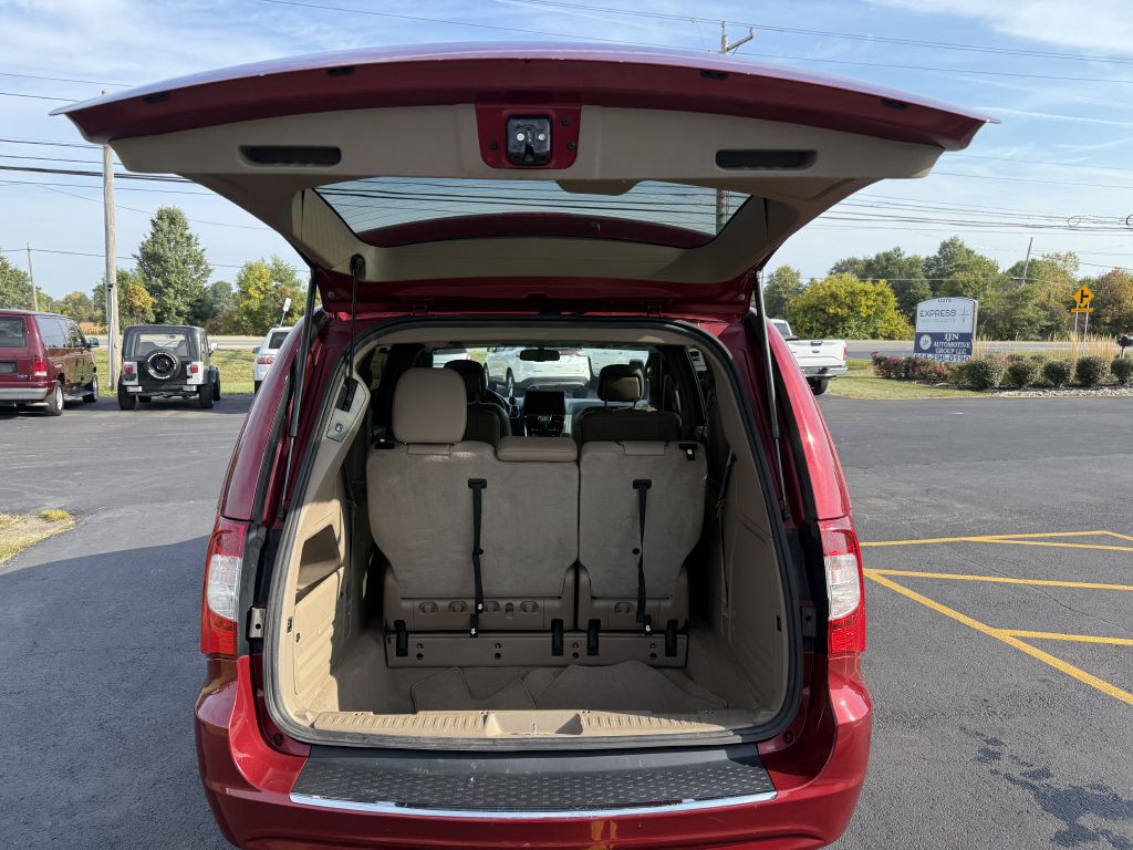 2015 Chrysler Town & Country Image 16