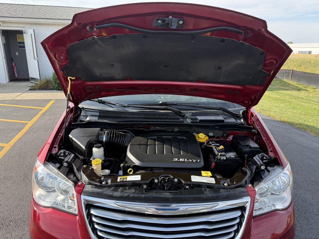 2015 Chrysler Town & Country Image 17