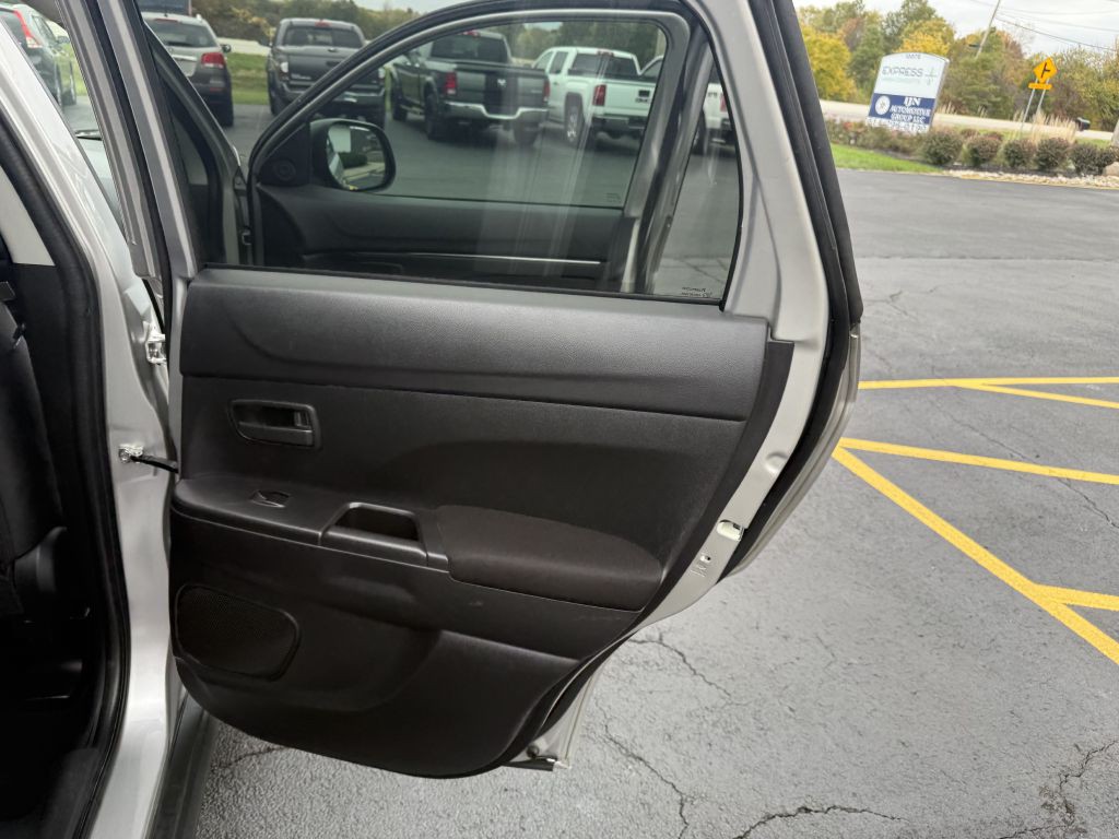 2015 Mitsubishi Outlander Image 16