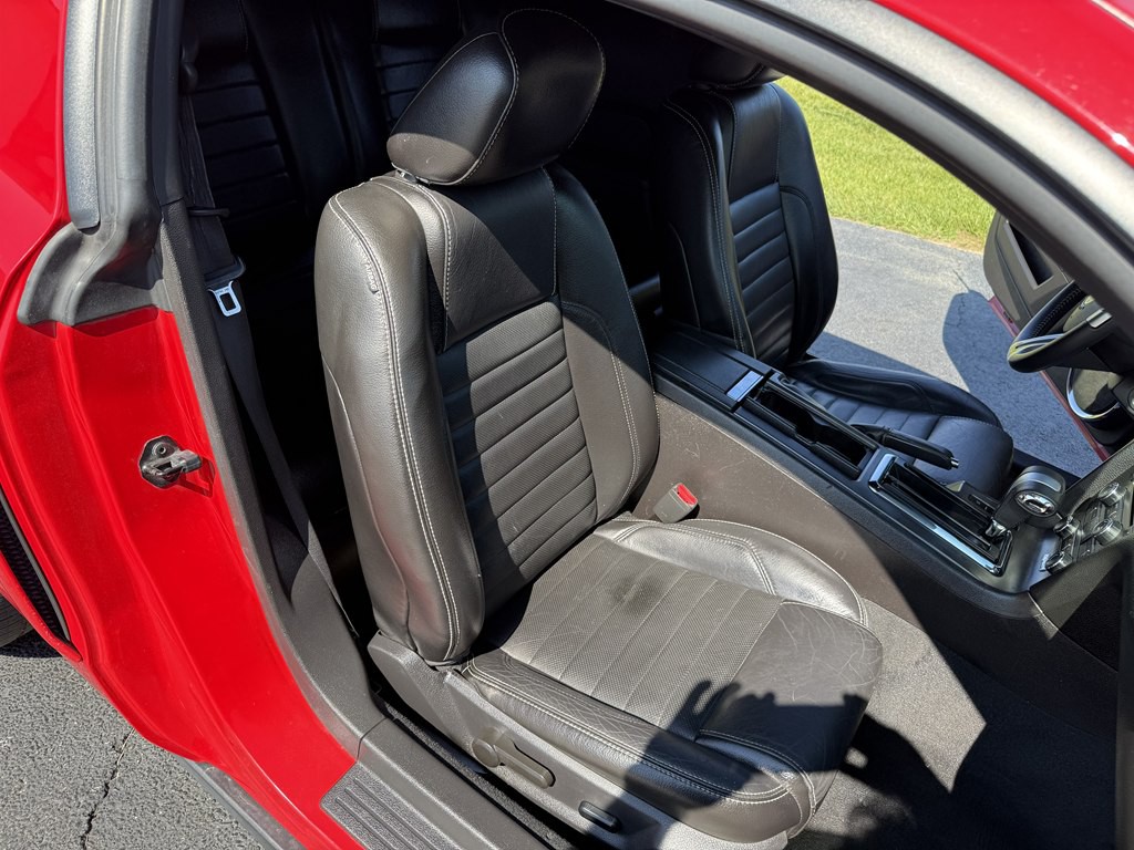 2010 Ford Mustang Image 8