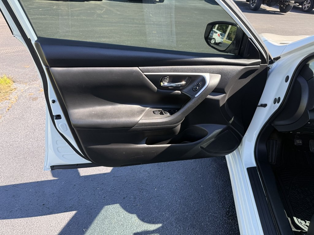 2016 Nissan Altima Image 14
