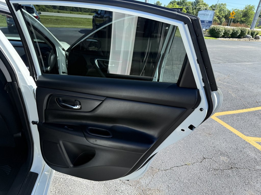 2016 Nissan Altima Image 16