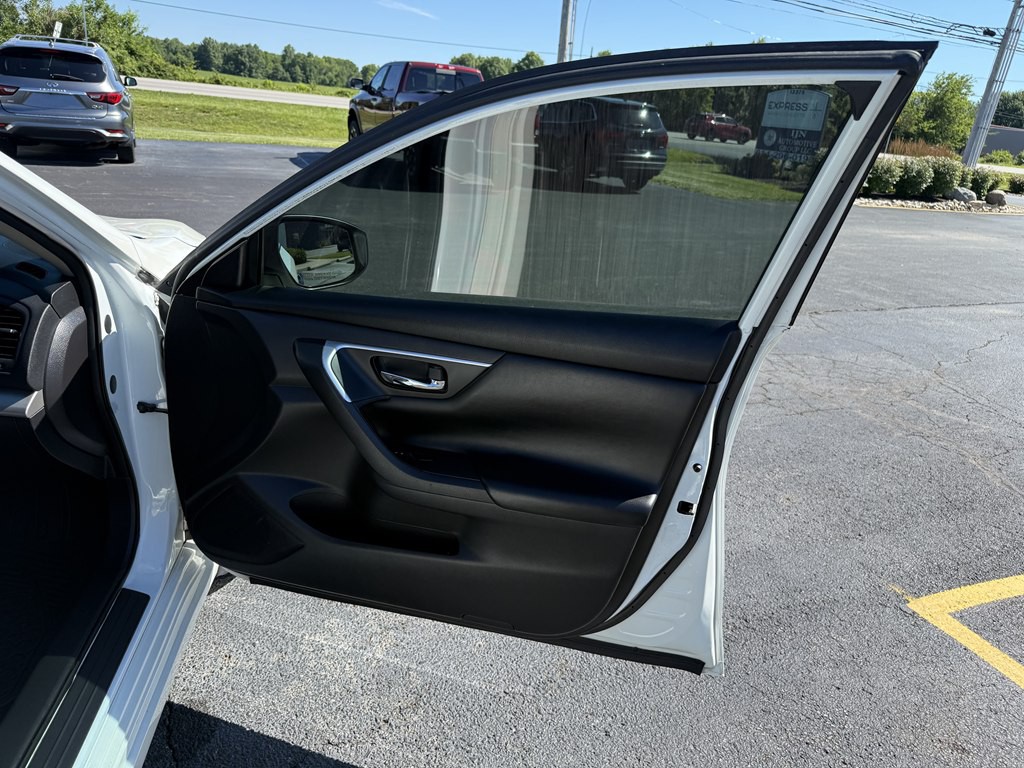 2016 Nissan Altima Image 17