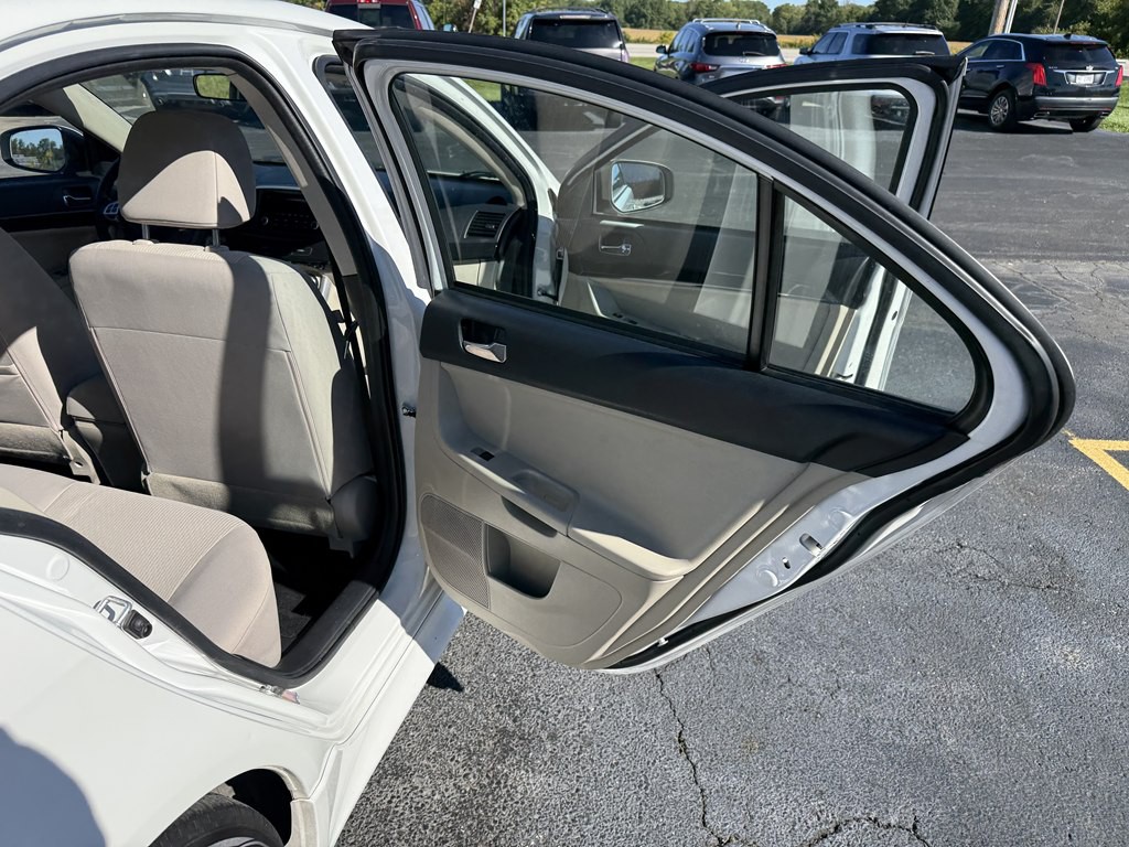 2016 Mitsubishi Lancer Image 16