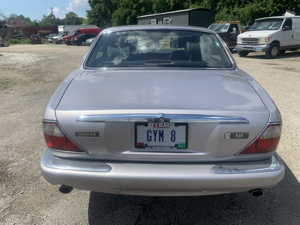 2001 Jaguar XJ Image 2
