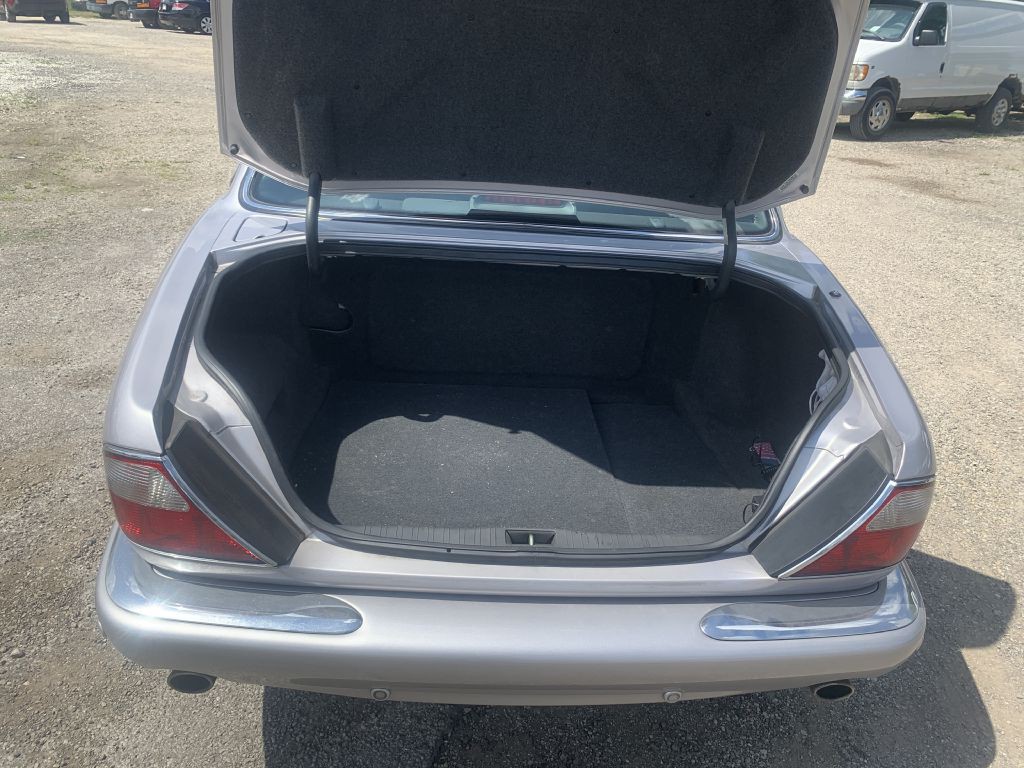 2001 Jaguar XJ Image 6