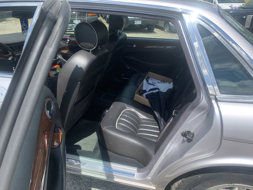 2001 Jaguar XJ Image 8